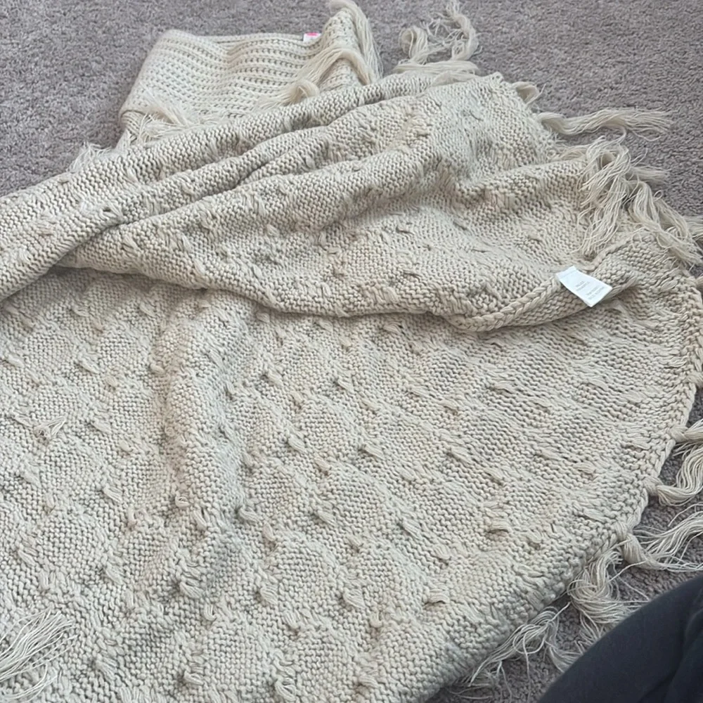 Cable knit sweater poncho - Picture 4 of 4